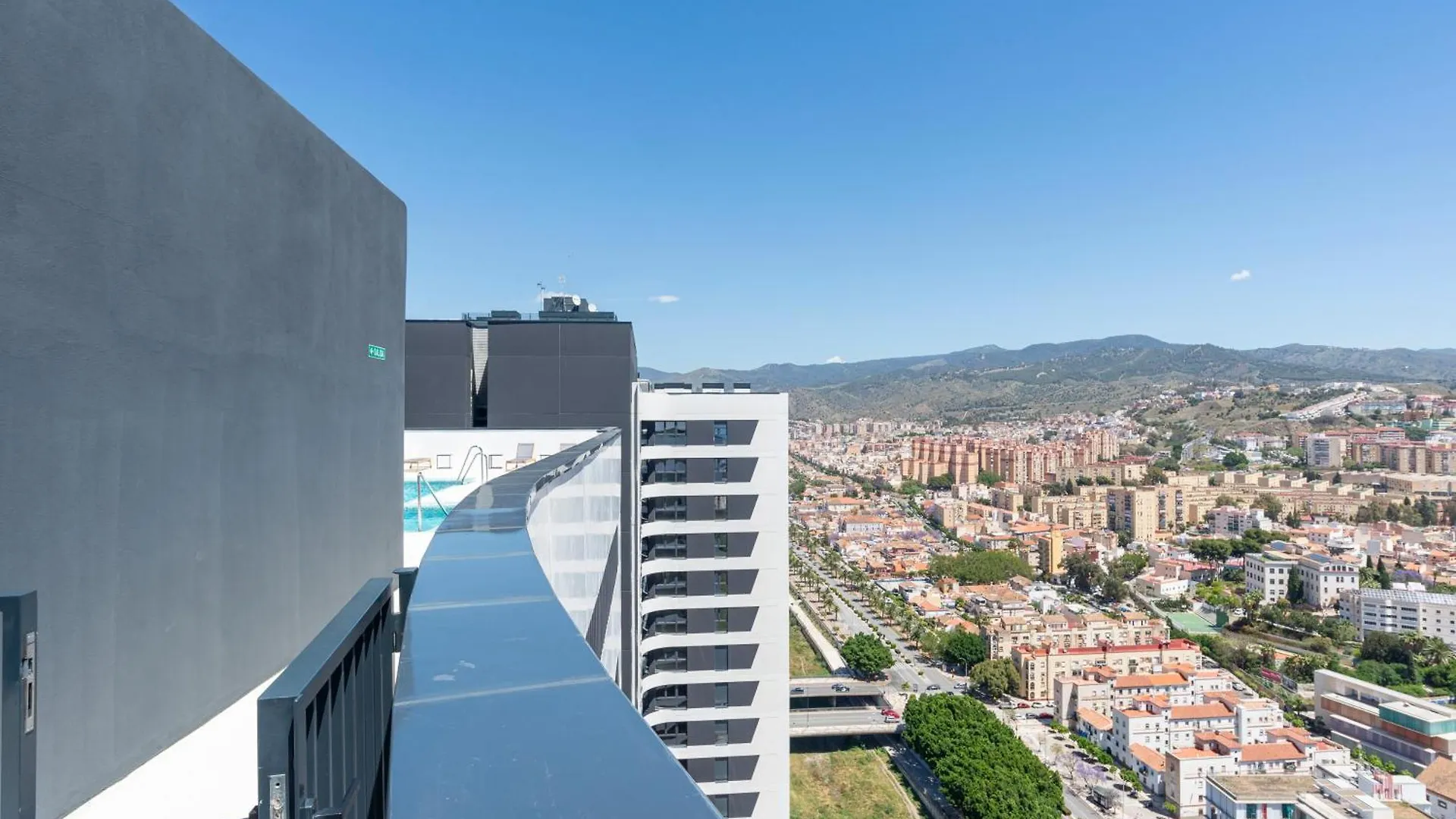 Skyline Rooftop Pool & Coworking By Ele Apartments Malaga
