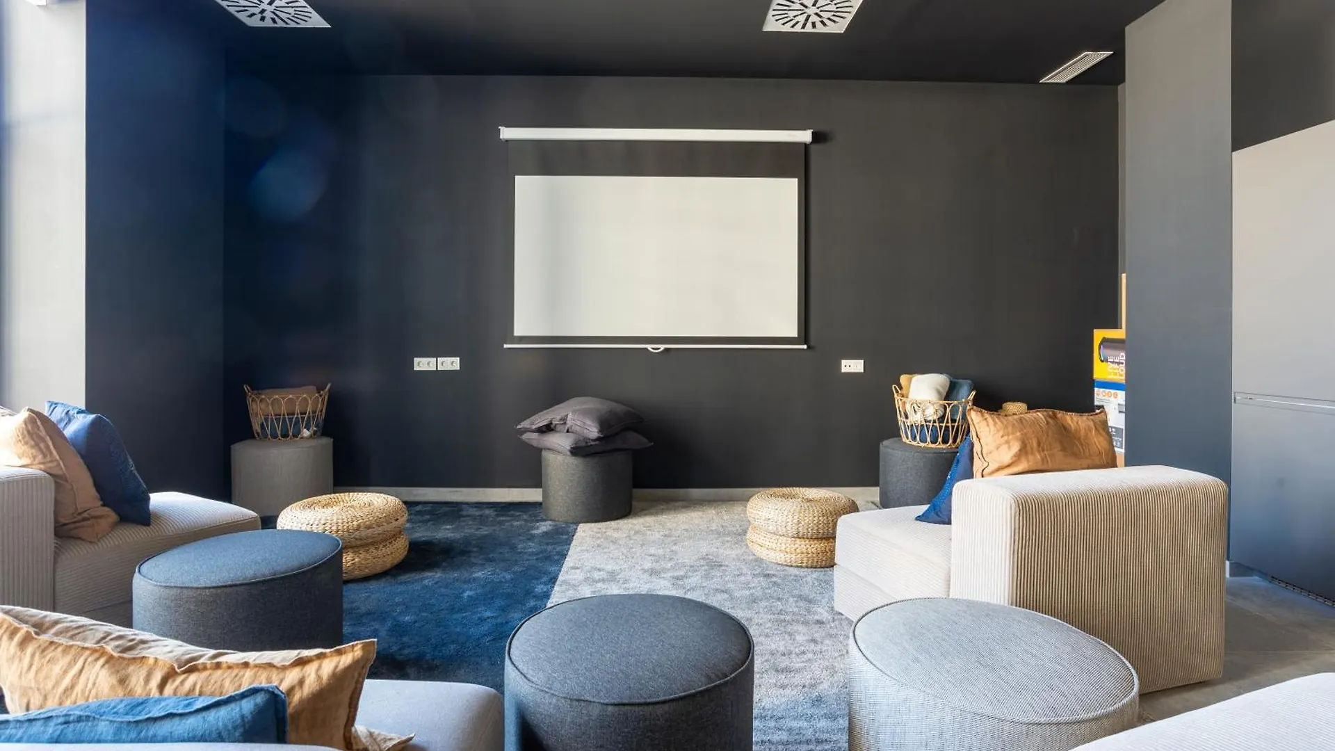 Skyline Rooftop Pool & Coworking By Ele Apartments 马拉加