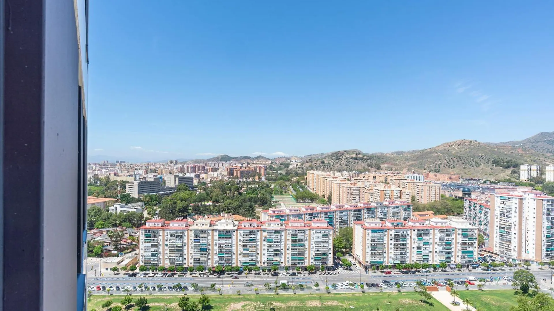 Skyline Rooftop Pool & Coworking By Ele Apartments Malaga